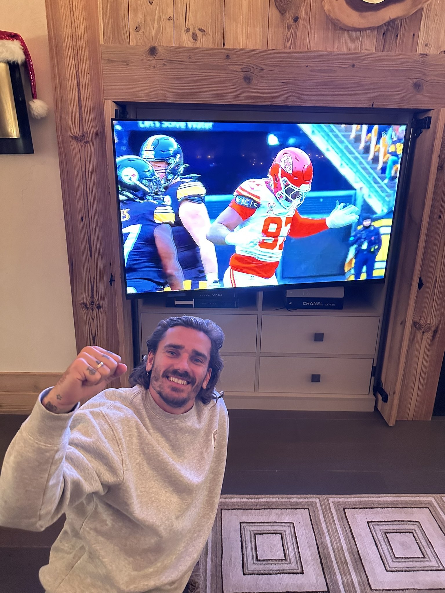 圣誕宅家看橄欖球！格列茲曼社媒曬觀(guān)看NFL圣誕大戰的照片